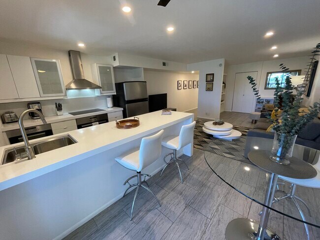 Building Photo - 5300 E Waverly Dr