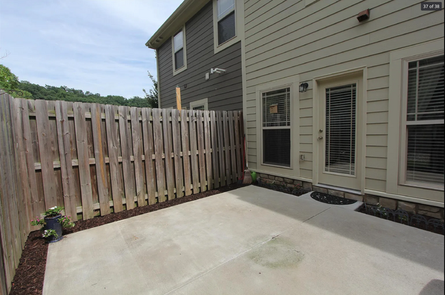 Building Photo - Spacious townhome, garage, 2 bed, 2 bath, ...