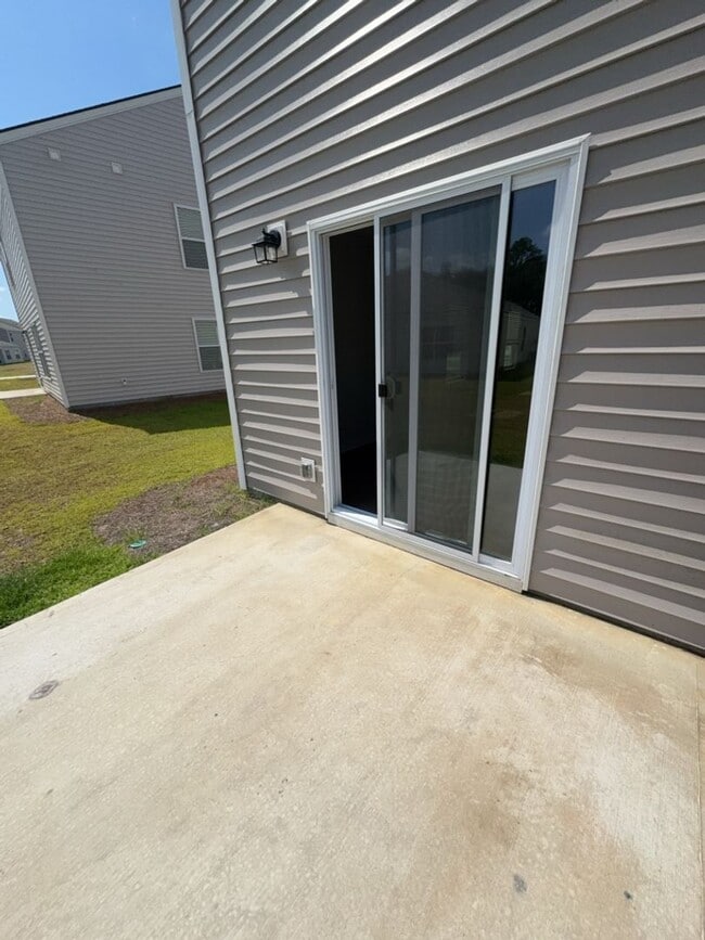 Building Photo - AVAILABLE NOW!