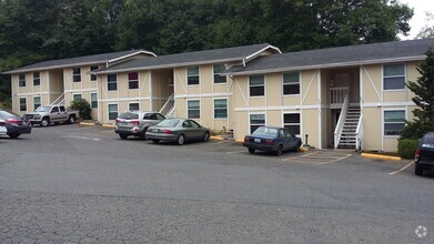 Building Photo - 2 bedroom 1 bath Lower Level Apartment in ...