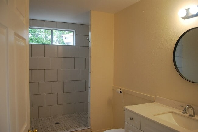 Building Photo - 1641 Loma Ln
