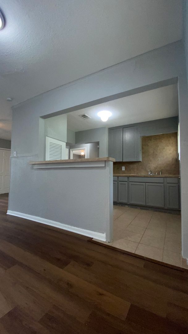 Building Photo - Freshly Painted and Ready for Immediate Move In