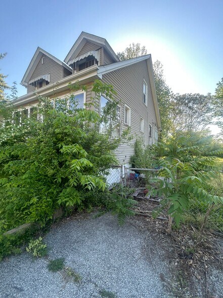 Building Photo - 2118 Rosebud Ave