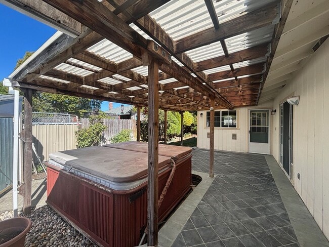 Building Photo - 3 Bedroom 2 Bathroom Single Family home in...