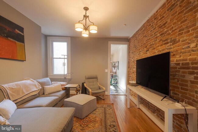 Building Photo - 835 Wellington St