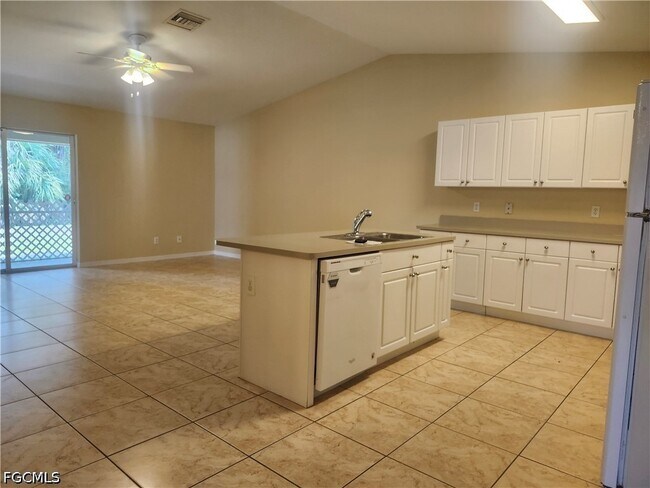 Building Photo - 415 NE 25th Ave