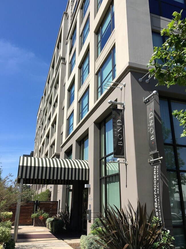 Building Photo - Advent - Gorgeous & Bright Contemporary Style Condo W/ Parking & Laundry!