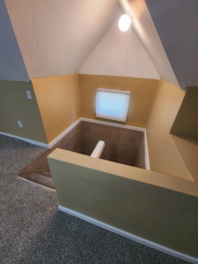 Building Photo - Charming 4-Bedroom Property in Prime Location