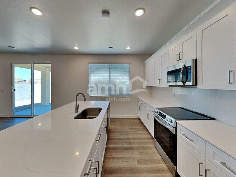 Building Photo - 9752 W Parkway Dr
