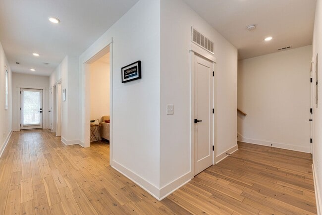 Building Photo - Great modern HPR with garage and view of the river!