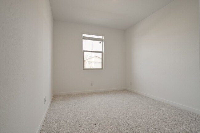 Building Photo - Gorgeous 5 Bedroom Lennar Home built 3 years ago still like new!!!  5 bedrooms in Northern Crossi...