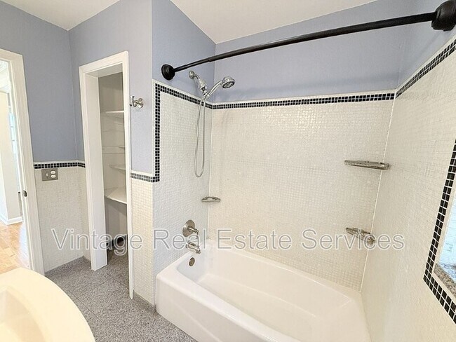 Building Photo - 105 N Aurora Ave