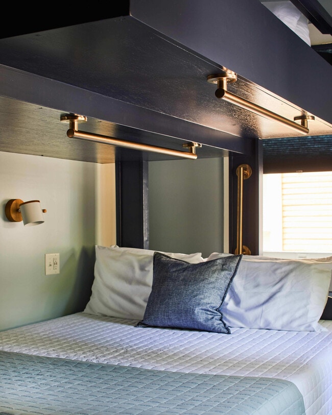 Building Photo - 1623 11th Pl S