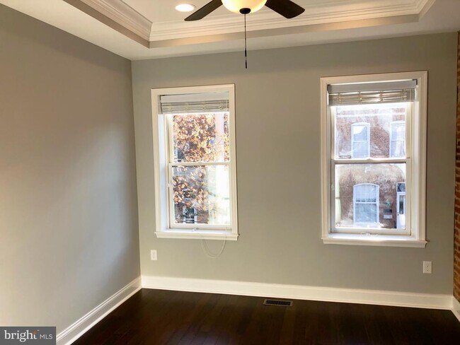 Building Photo - 632 S Decker Ave