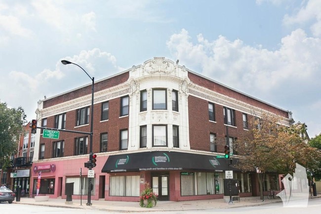 Building Photo - 3056 N Greenview Ave