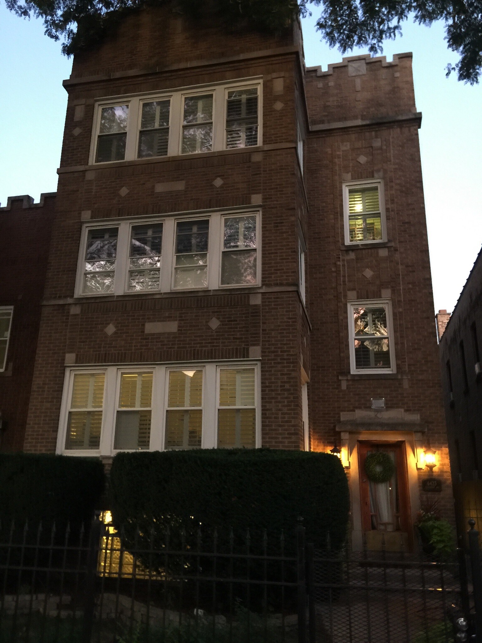 Building Photo - 6423 N Claremont Ave