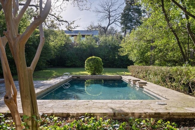 Building Photo - 1301 Kent Ln