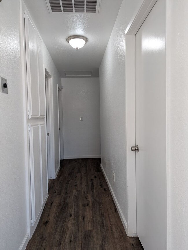 Building Photo - Spacious 3 Bedroom 2 Bath Home Available F...