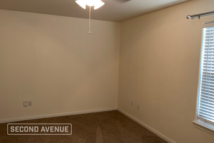 Building Photo - 2201 Encino Dr