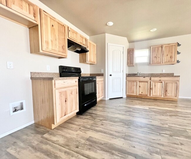 Building Photo - Modern, newer build, large backyard!
