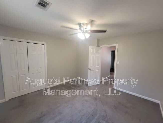 Building Photo - 142 Oakridge Dr