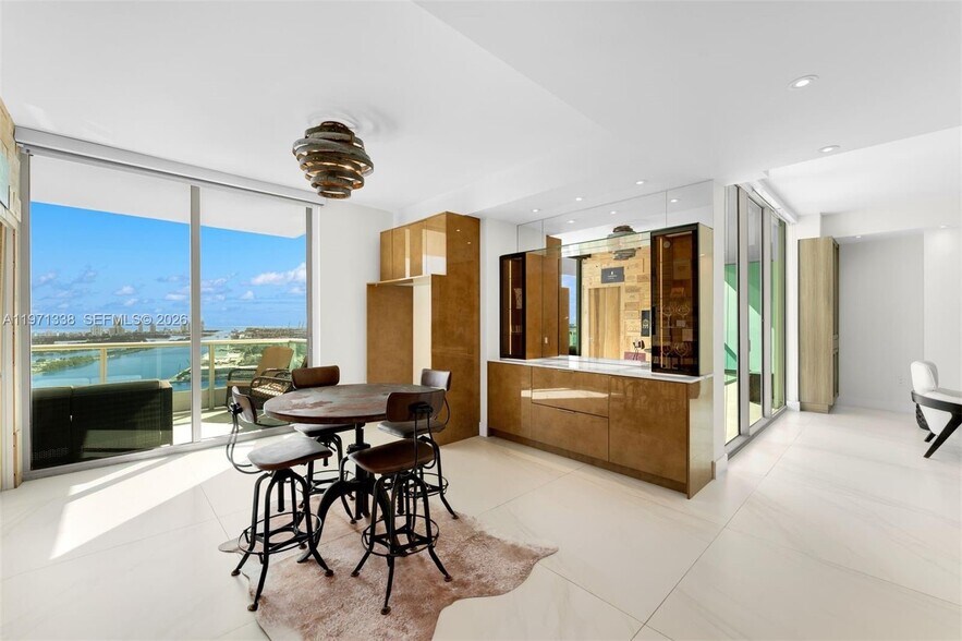 Building Photo - 900 Biscayne