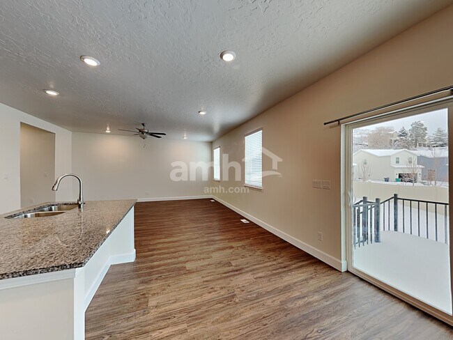 Building Photo - 3028 E S Village Dr