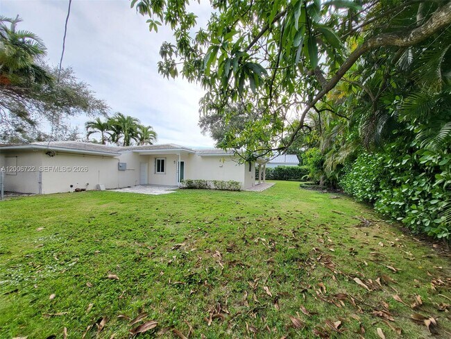 Building Photo - 825 Cremona Ave