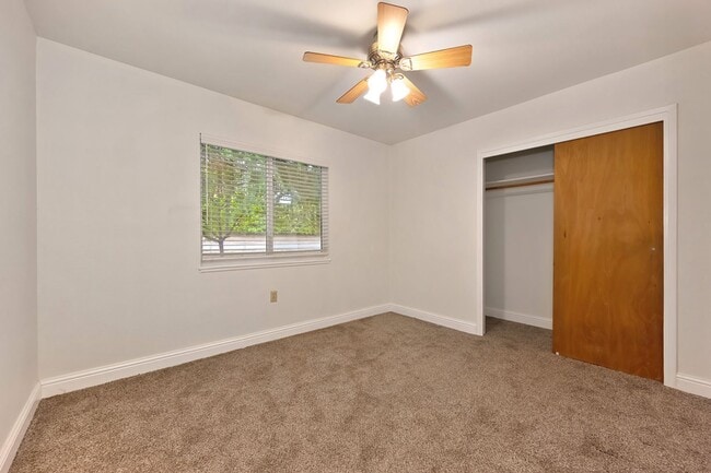 Building Photo - Charming 3 Bedroom, 2 Bath Home Close to Town