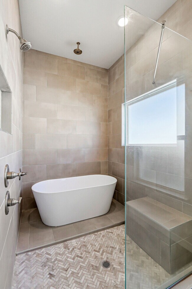 Building Photo - 649 La Entrada Cir