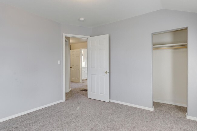 Building Photo - Dewey Duplex