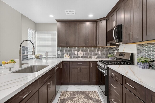 Building Photo - Bright & Spacious 3 Bed, 2 Bath Home – Must See!