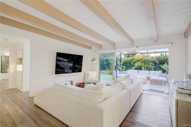 Building Photo - 8161 Encino Ave