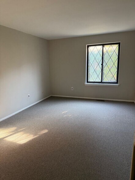 Building Photo - 5200 Hilltop Dr