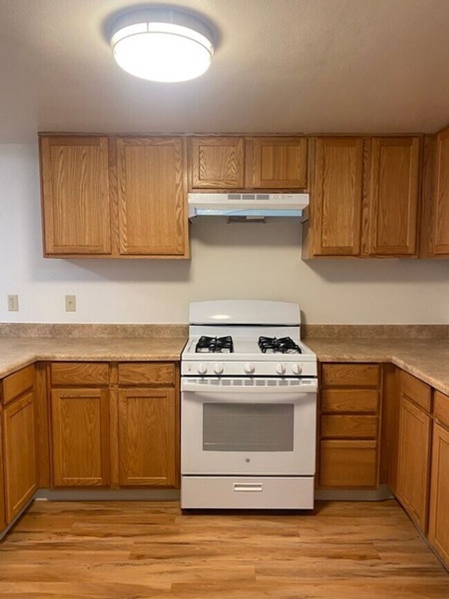 Building Photo - Oakwood Village Apartments