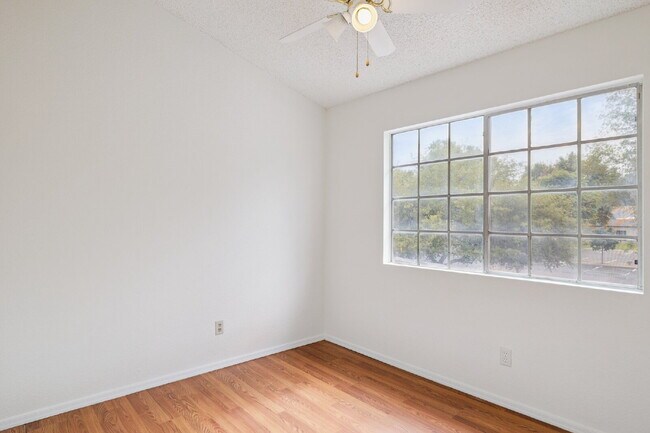 Building Photo - 2BR/1BA Townhome, Broadway & Alma School