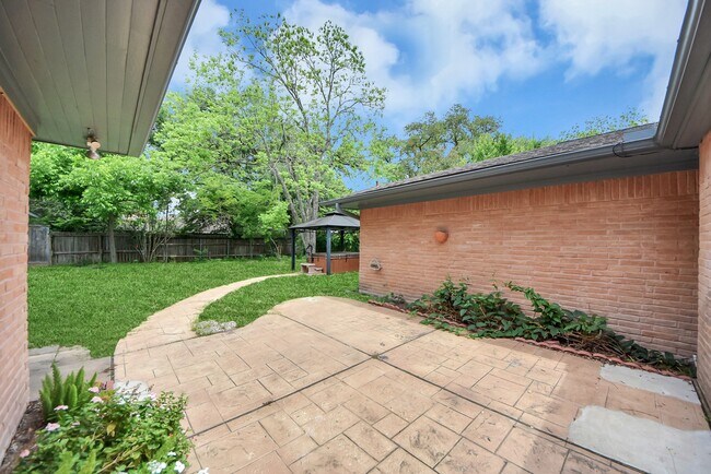 Building Photo - 4422 Nenana Dr
