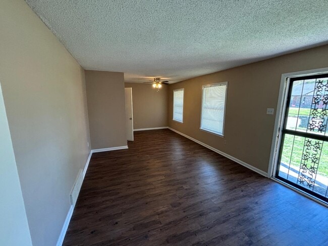 Building Photo - 6810 Sycamore Hill Dr