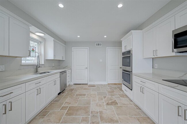 Building Photo - 915 Daria Dr