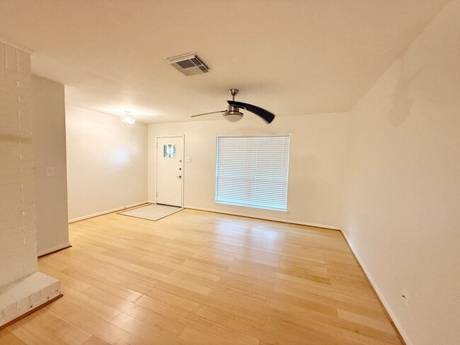 Building Photo - Elegant 3/2/2 home in Maplewood near Meyer...
