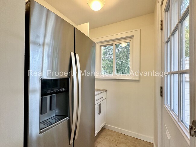 Building Photo - 310 W Hazelhurst St