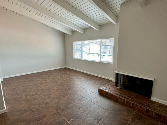 Building Photo - 3266 Loma Riviera Dr
