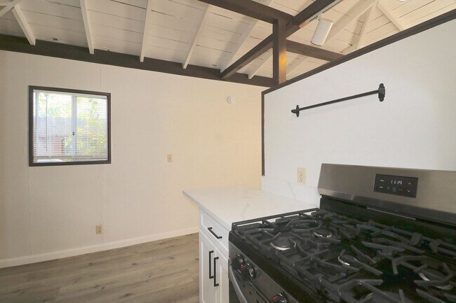 Building Photo - Lincoln Avenue