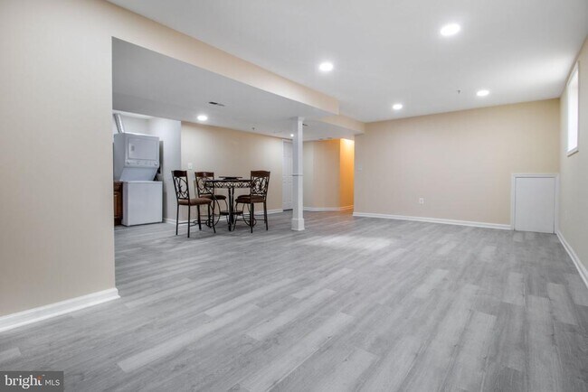 Building Photo - 7602 Mezmer Ln