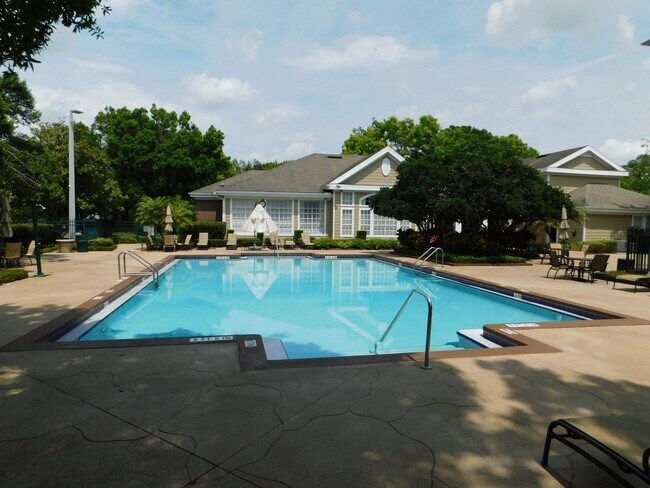 Building Photo - Renovated Ground Floor 2 Bed 2 Bath Condo. New Floors Throughout