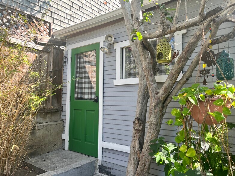 Front door - 1423 Bellevue Ave