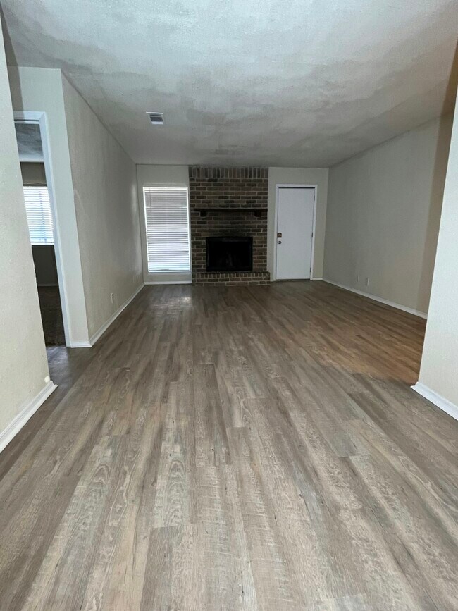 Building Photo - 909 Betsy Ross Dr