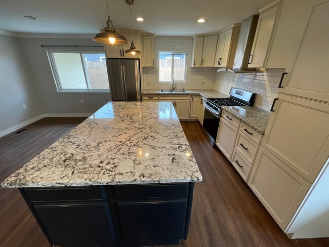 Building Photo - Now Available – Stylish 3-Bed, 2-Bath Home...
