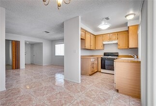 Building Photo - 6211 Meadow Brook Ln