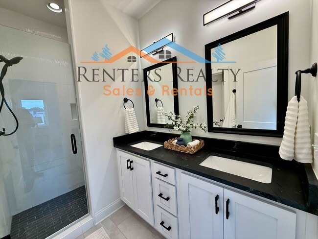 Building Photo - Stunning 2 Bedroom with Courtyard